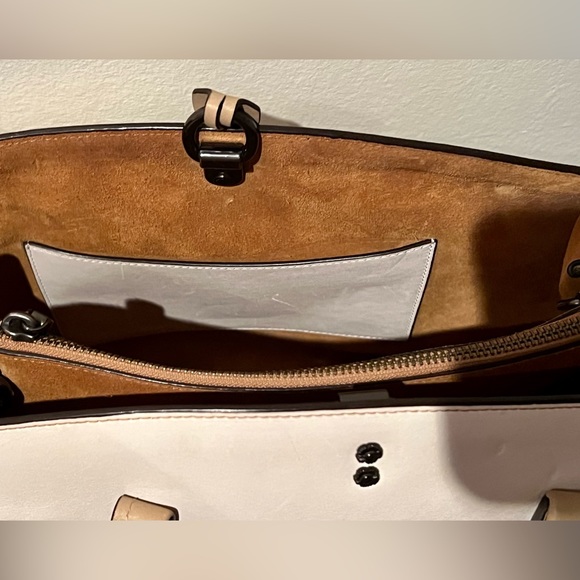 Coach 1941 Cooper Carryall in Chalk & Beechwood with Border Rivets Colorblock - Picture 7 of 9